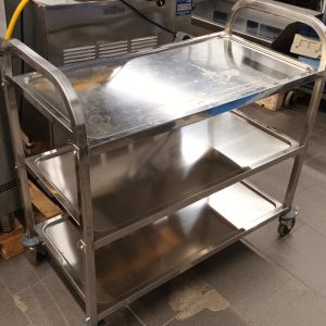 Begagnad Serverings Vagn i rostfri stål med 3 hyllor och bromsar. Mått: 905x585x945mm